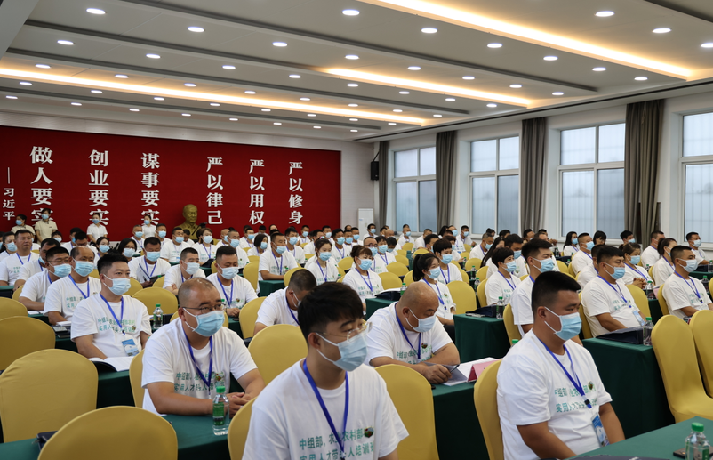 中組部、農(nóng)業(yè)農(nóng)村部農(nóng)村實用人才帶頭人和到村任職、按照大學(xué)生村官管理的選調(diào)生培訓(xùn)班（鄉(xiāng)村發(fā)展與治理）在大梨樹村基地開班